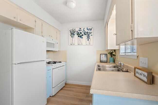 Building Photo - "Charming 2-Bed Duplex in Austin's Vibrant Heart – Cozy 833 Sq Ft Retreat!"