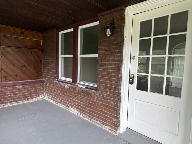 Primary Photo - 1401 N Gladstone Ave