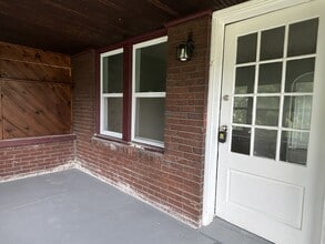 Building Photo - 1401 N Gladstone Ave