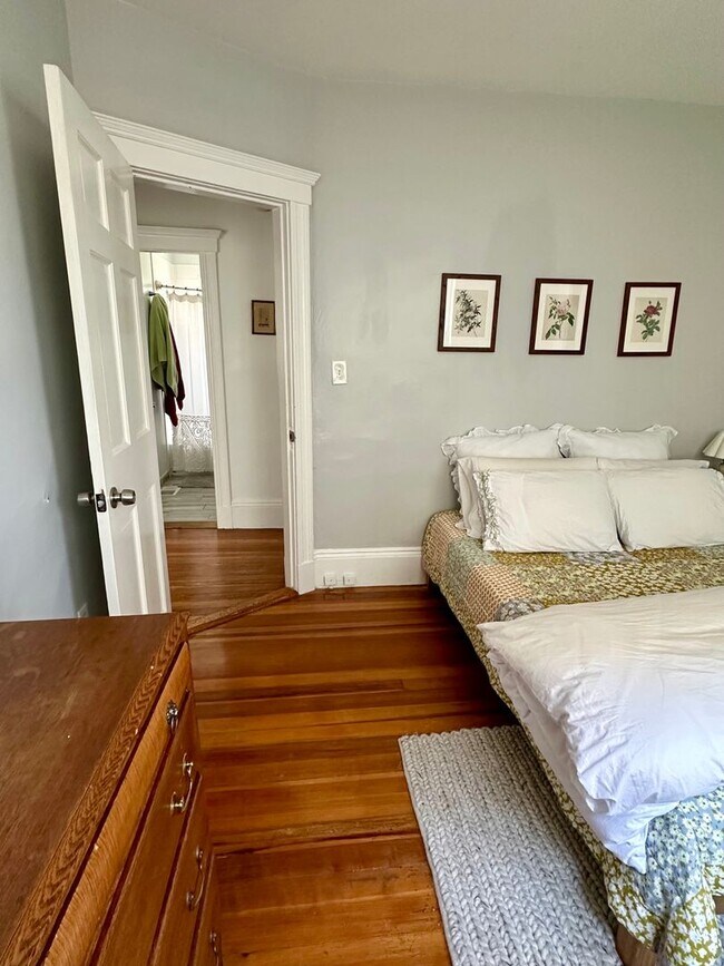 Building Photo - The Perfect 2bed/1bath with Porch, Private...