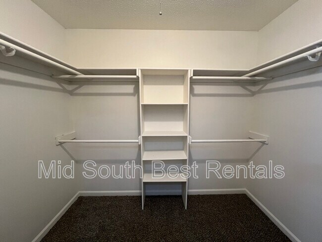 Building Photo - 2935 Invergarry Rd