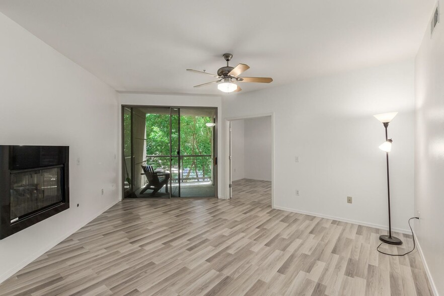 Living room. The ceiling fan/lighting is updated. - 1701 E Colter St