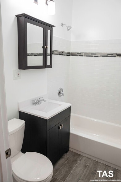 Building Photo - 624 W Roscoe St