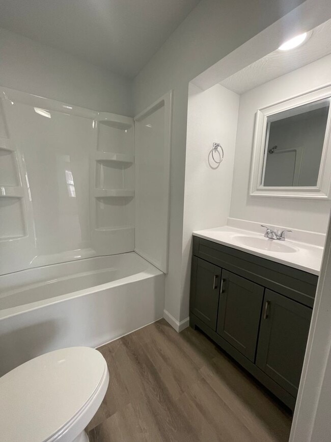 Building Photo - Available Now 2 bedroom 1 bath home