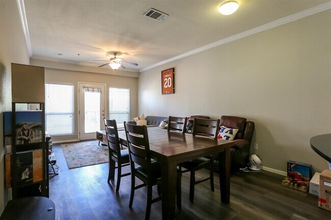 Building Photo - 910 W 25th St