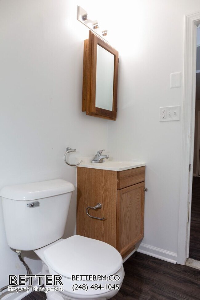 Building Photo - Tastefully Updated 2 Bedroom Home with Garage