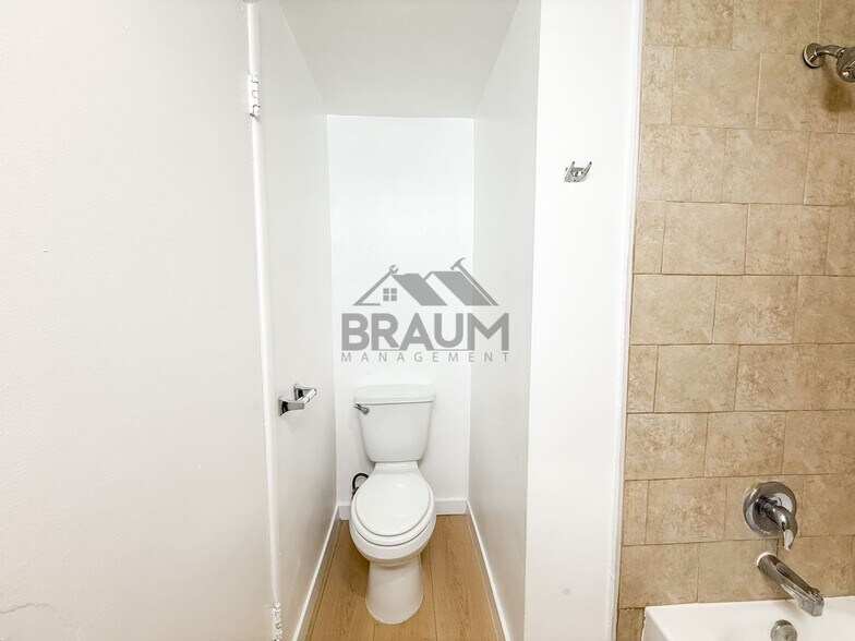 Building Photo - 5252 Hermitage Ave