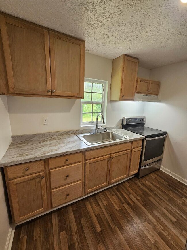 Building Photo - 182 Hughes St