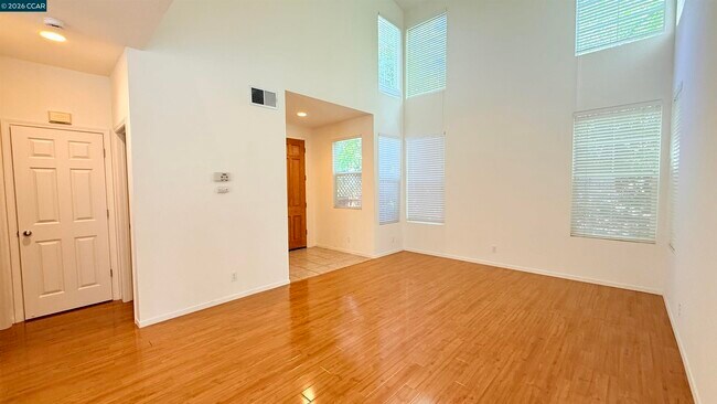 Building Photo - 1023 Vista Pointe Cir