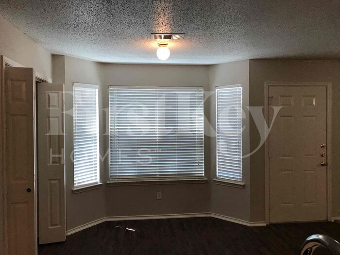 Building Photo - 5704 Creekhollow Dr