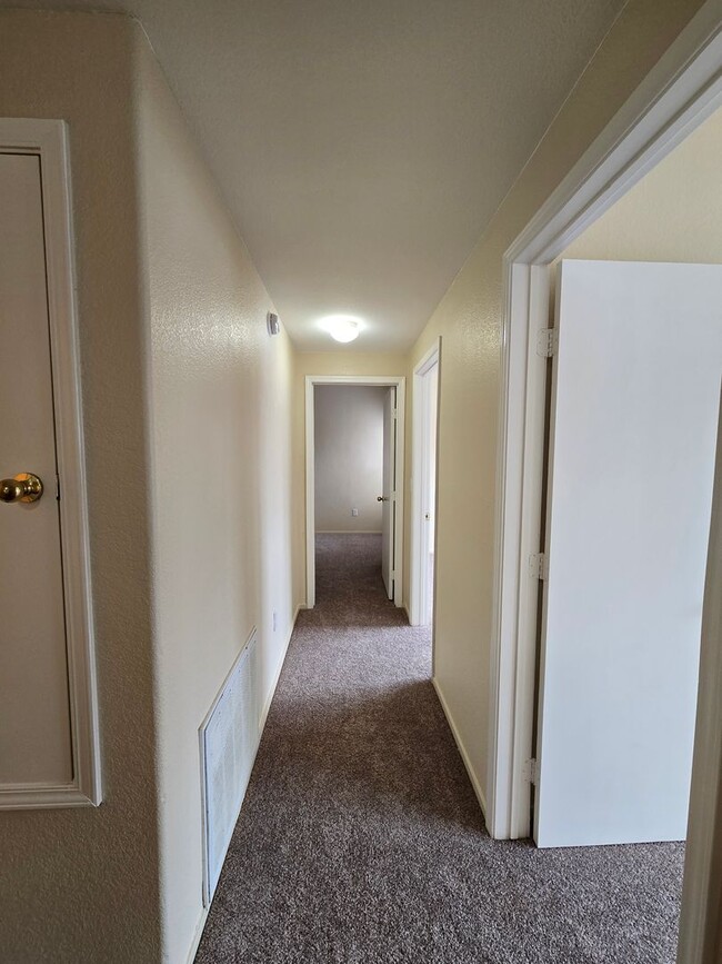 Building Photo - A Charming 3 Bedroom upstairs unit in NW L...