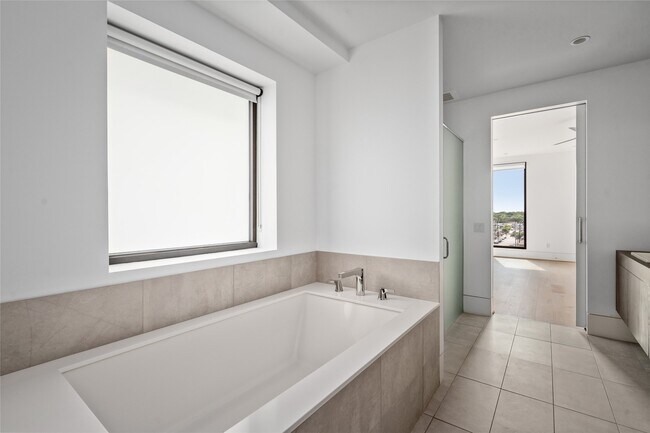 Building Photo - 2406 Tangley St