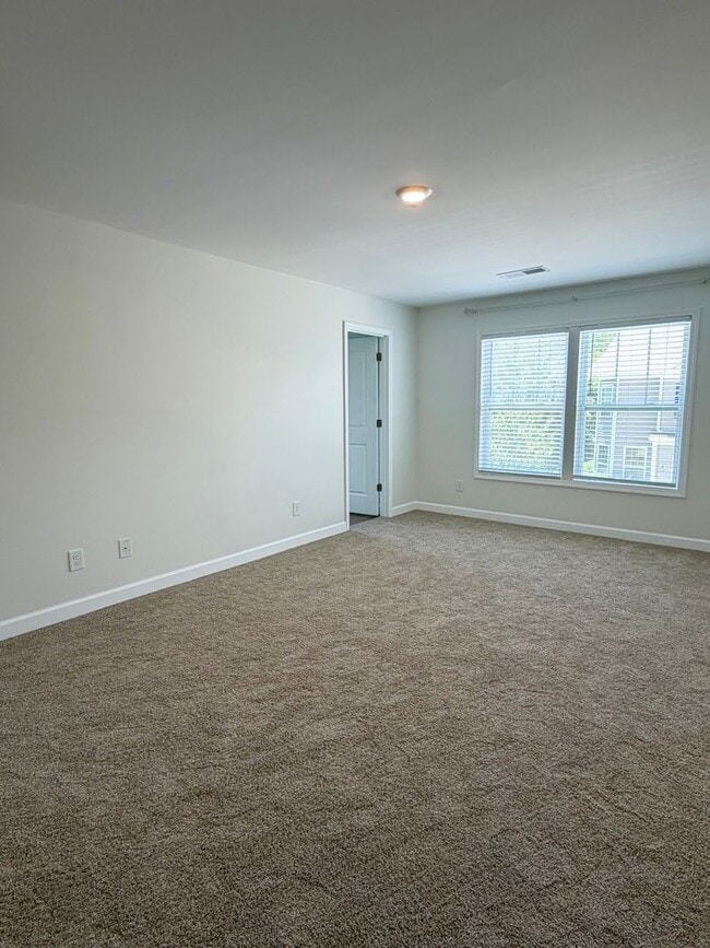 Building Photo - Spacious 3 Bedroom/ 2 Bath townhouse for rent in Fountain Park, convenient Asheville location