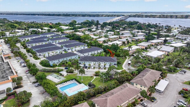 Building Photo - 1887 SE Ocean Cove Way