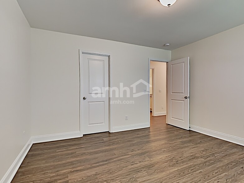 Building Photo - 107 Parkside Blvd