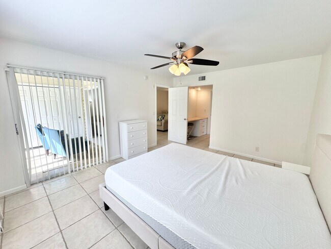 Building Photo - ** KINGS LAKE ** 2 BED / 2 BATH - CONDO - ...