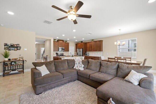 Building Photo - Beautiful Home For Rent in Berry Bay with ...