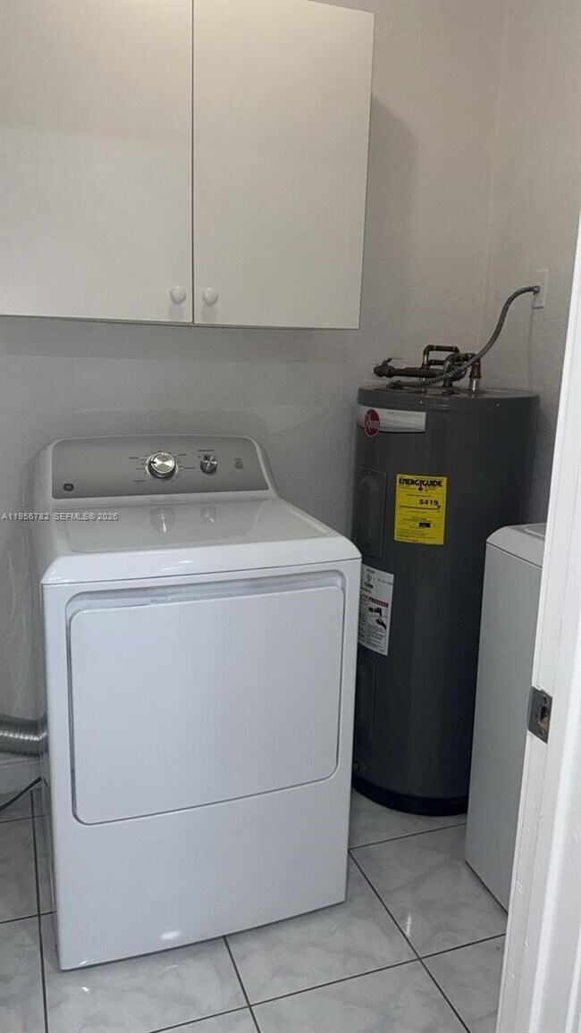 Building Photo - 2615 SW 32nd Ct