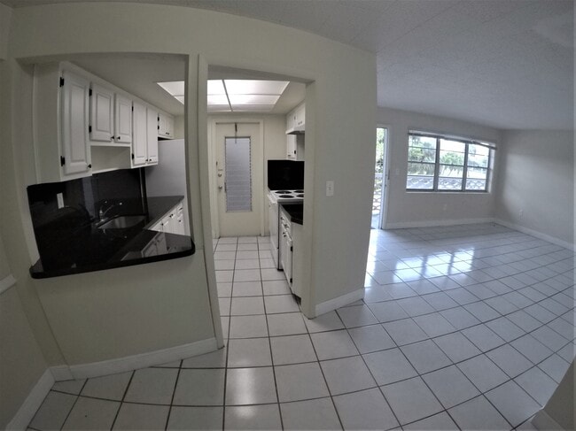 Building Photo - 9390 E Bay Harbor Dr