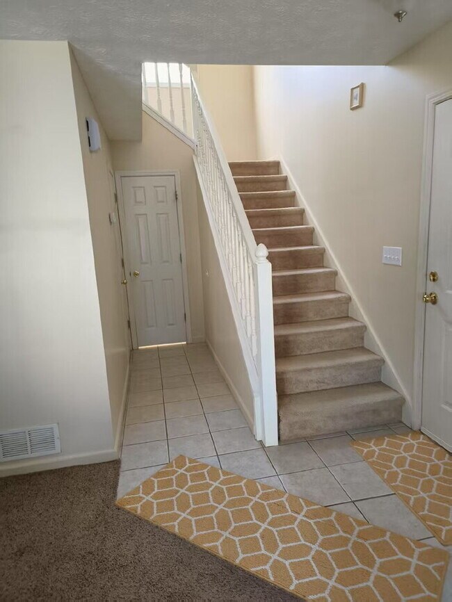 Building Photo - Reduced: 3BR/2.5BA Condo with attached single-bay garage on Southeast side