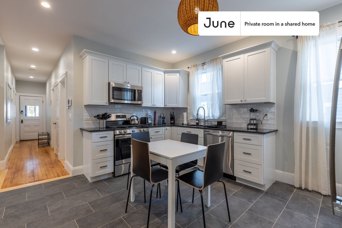Building Photo - Private bedroom in 4 bed/2 bath Home