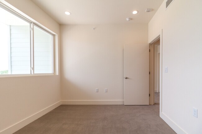 Building Photo - Stunning 2/2.5 multi-level Skybridge Lofts...