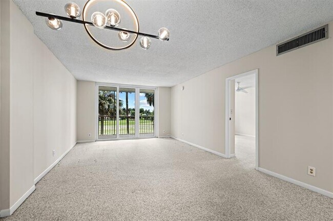 Building Photo - 250 Jacaranda Dr