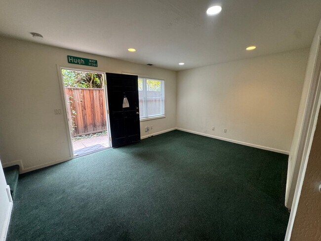 Building Photo - Cottage style  4 bedroom apartment 3 1/2 blocks from campus