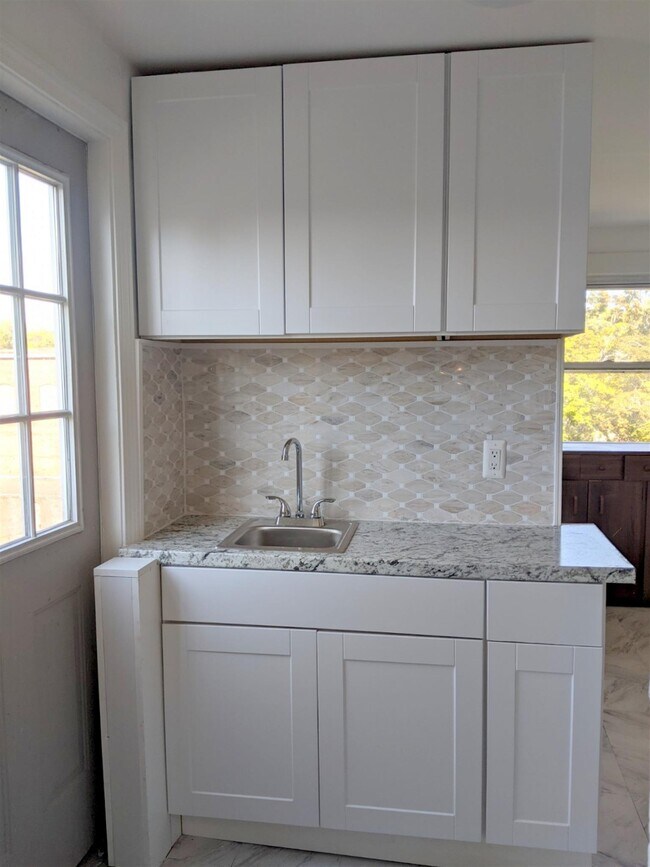 Building Photo - 102 Willow Ave