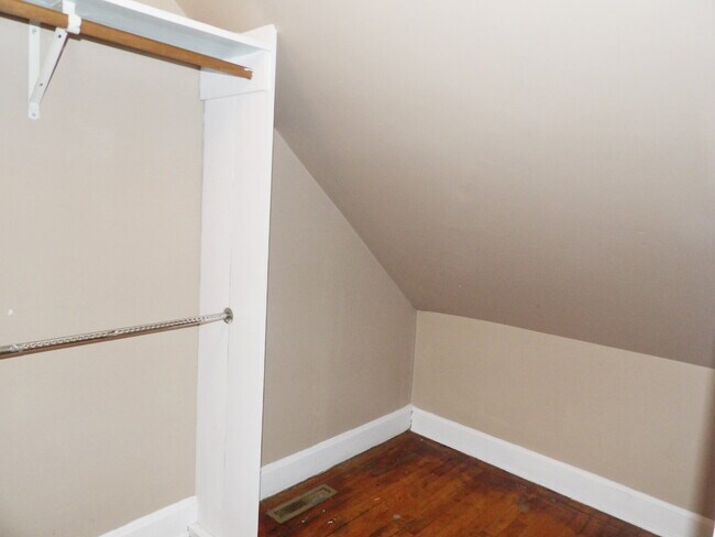 Building Photo - 3 Bedrooms | 2 Bathrooms Near UofM