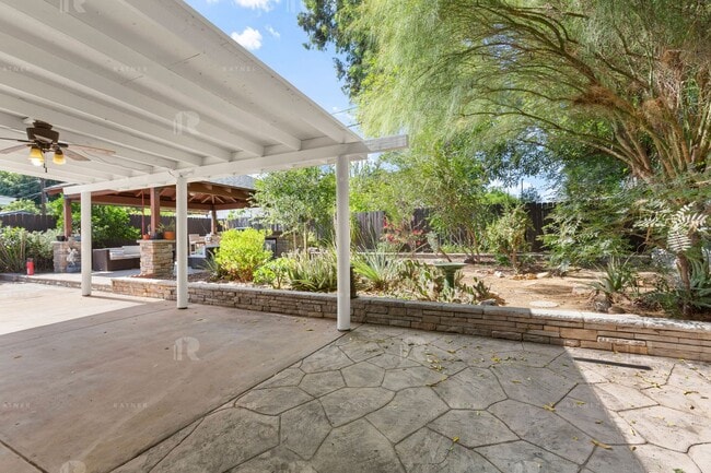 Building Photo - LARGE 3+2 HOUSE ON QUIET STREET ~ GORGEOUS...