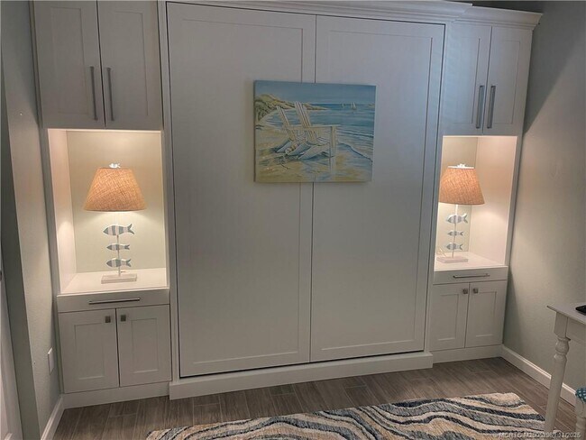 Building Photo - 118 NE Bay Dr