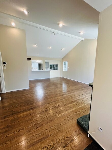 Building Photo - 729 Orange Dr