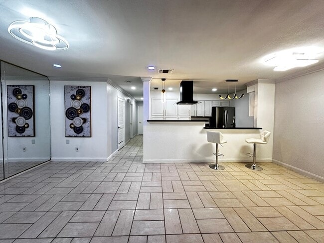 Building Photo - 101 W Del Mar Blvd