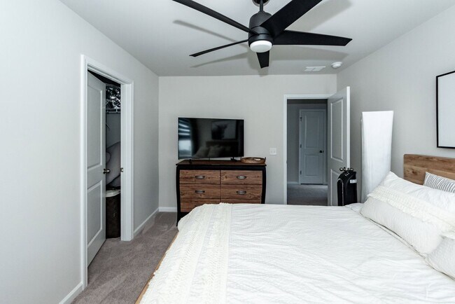 Building Photo - 4 Bedroom, 2.5 Bathrooms in Watson Hill - Summerville
