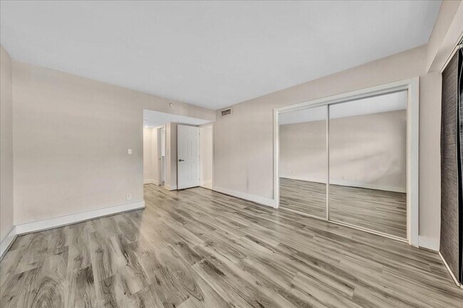 Building Photo - 3520 Oaks Way