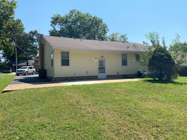 Building Photo - 127 Hogan St