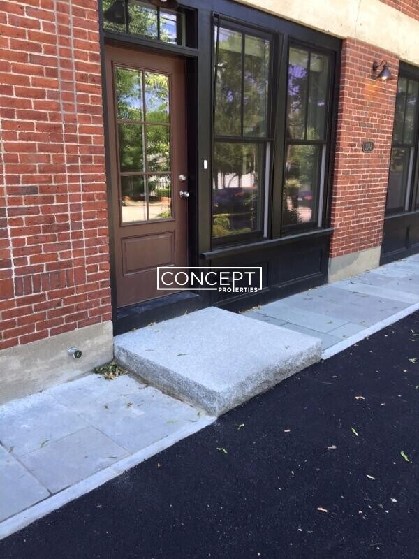 Building Photo - 2044A Beacon St. Unit 2B