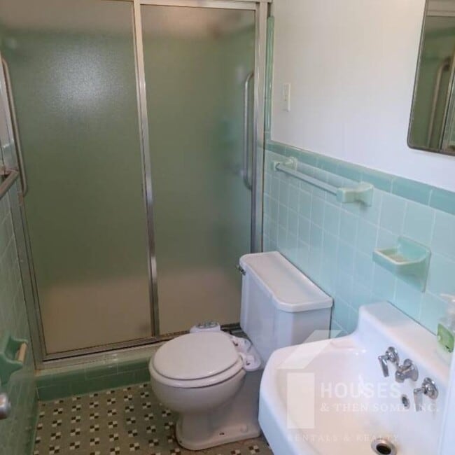 Building Photo - 136 Forest Hills Dr