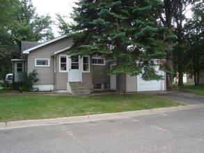 Building Photo - Cute 2 Bedroom Home