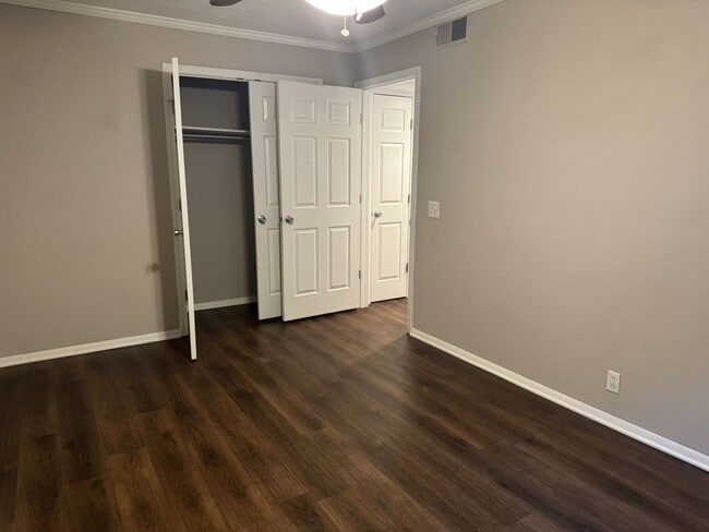 Building Photo - Charming 3 bed 2 bath Townhouse near Nippe...