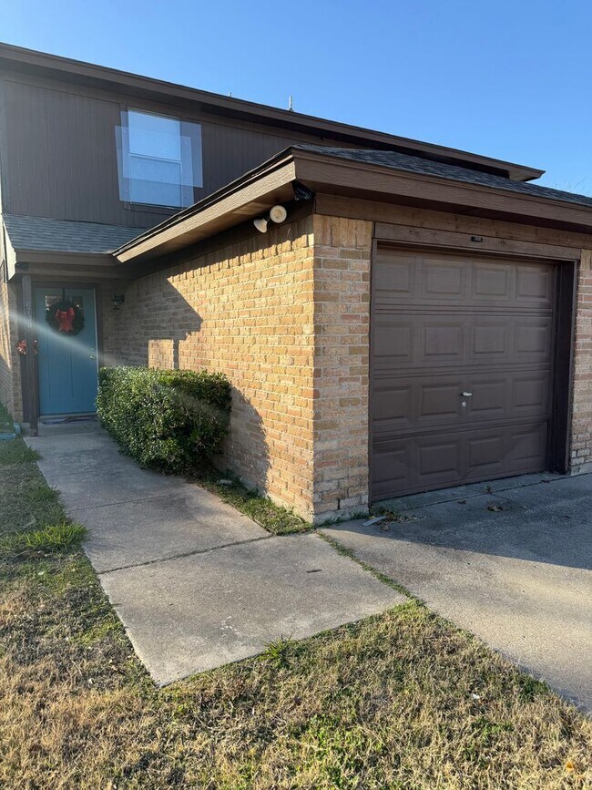 Building Photo - GLENBROOK6728-30