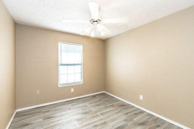 Building Photo - 242 Mossycup Dr