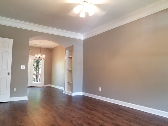 Building Photo - Move in ready close to airport BNA and I40