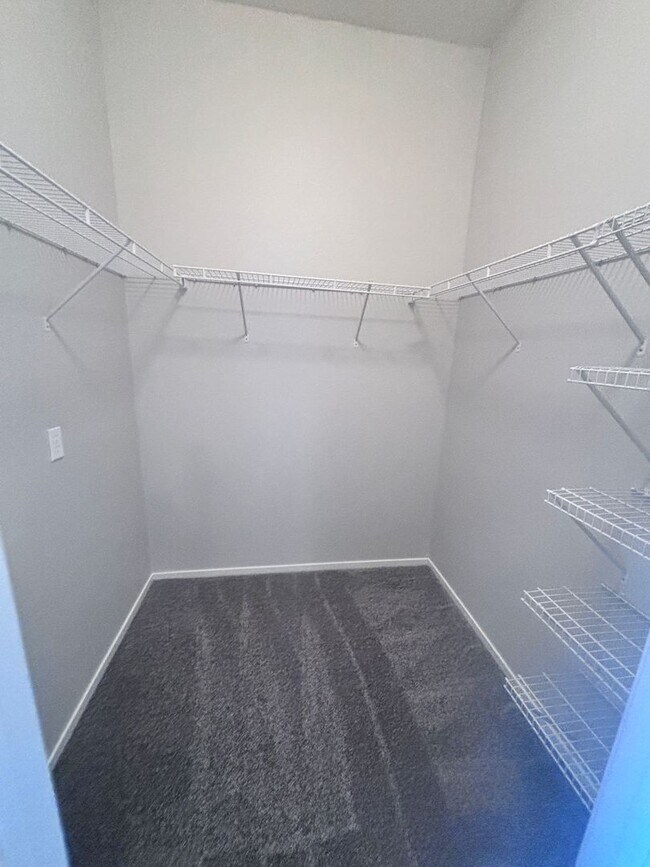 Building Photo - 2 Bed + Den/ 2 Bath 2nd floor condo in Gat...