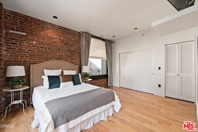 Building Photo - 460 S Spring St