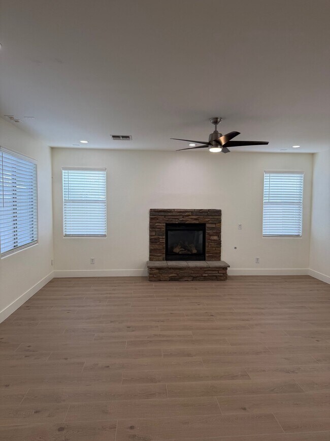 Building Photo - 2741 E Quiet Hollow Ln
