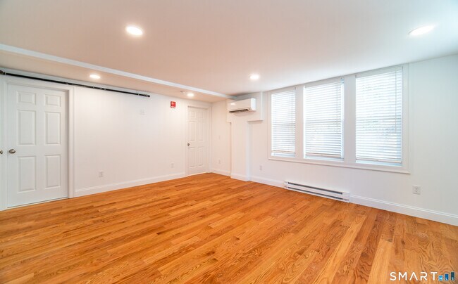 Building Photo - 1154 Poquonnock Rd