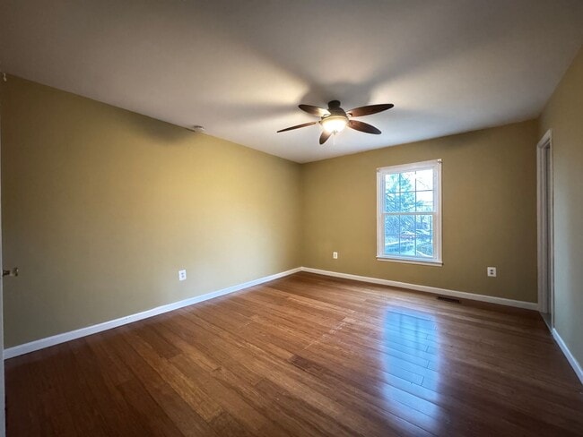 Building Photo - Spacious 3 Bed 2.5 Bath Townhome In Beautiful Sudley