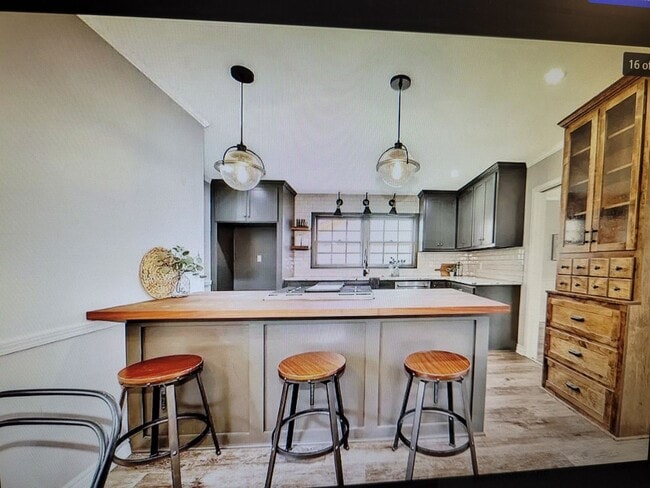 Building Photo - 3 Bed  2 1/2 Bath